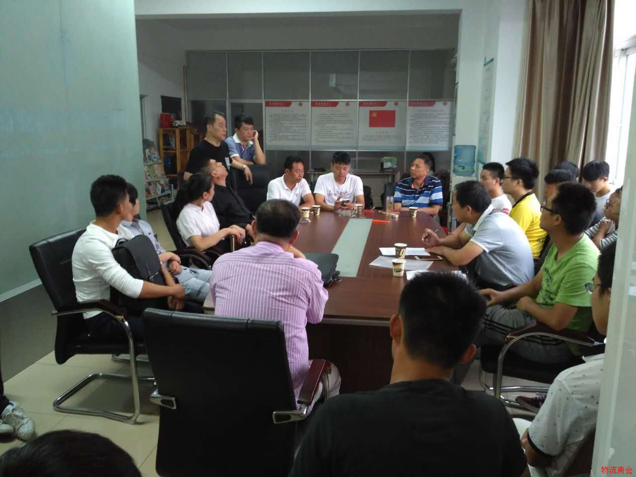 为企业提供人才，为学生提供就业渠道，商会正发挥桥梁纽带作用